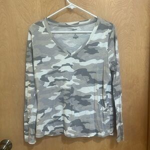 V-neck long sleeve T-shirt.